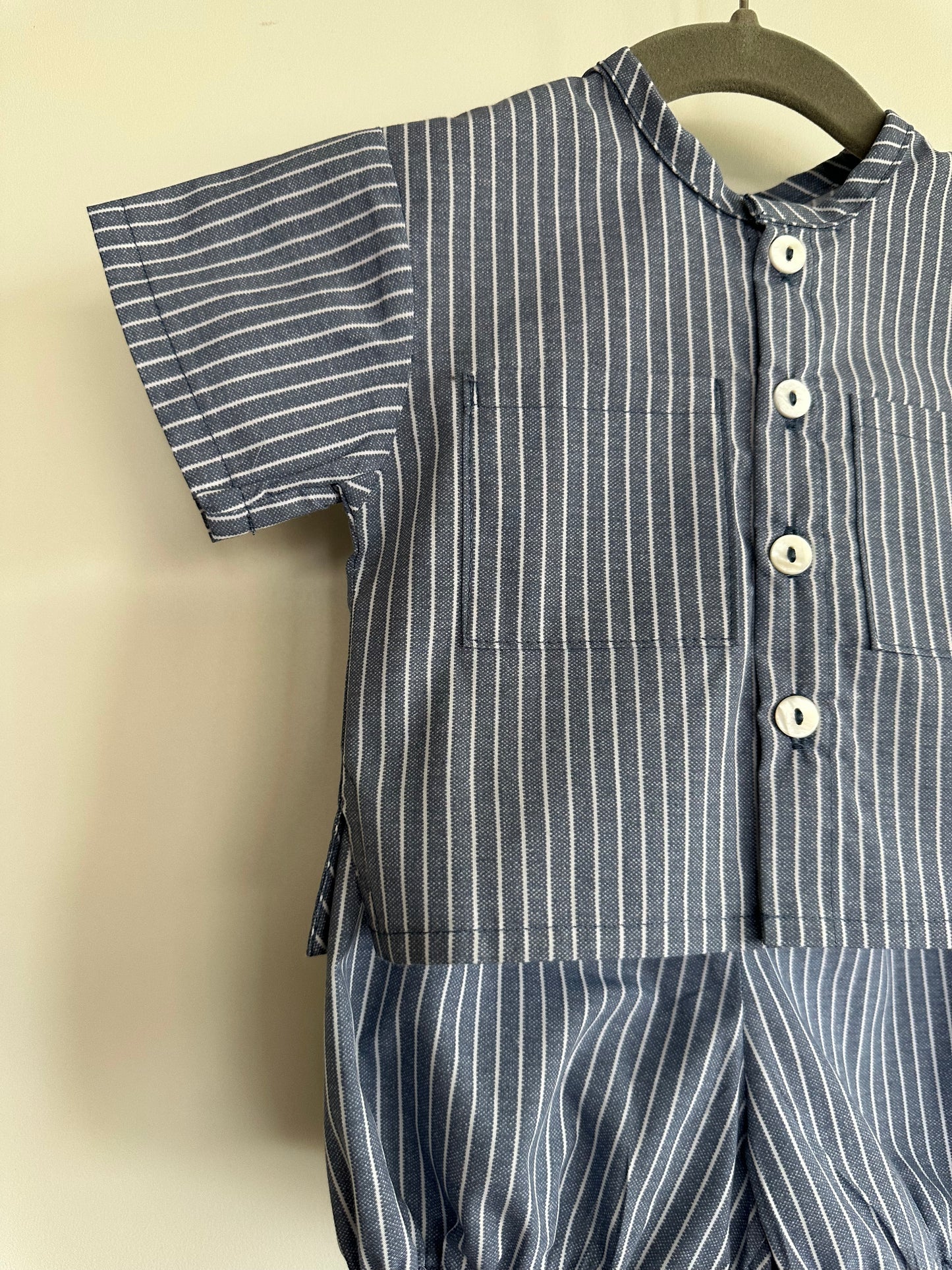 Conjunto camisa y bombacho rayas azules.