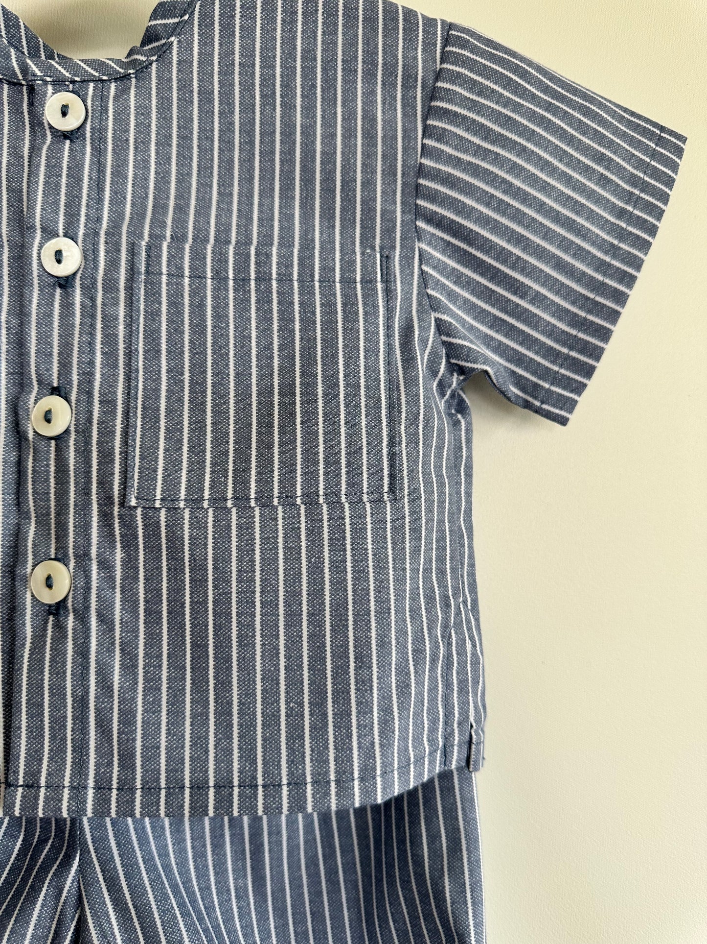 Conjunto camisa y bombacho rayas azules.