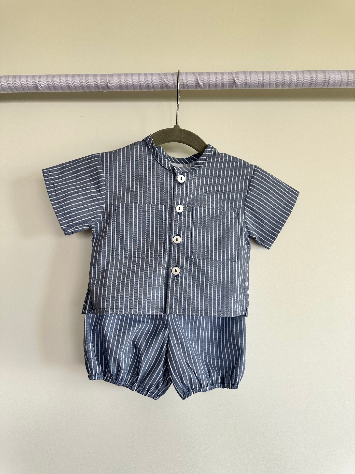 Conjunto camisa y bombacho rayas azules.