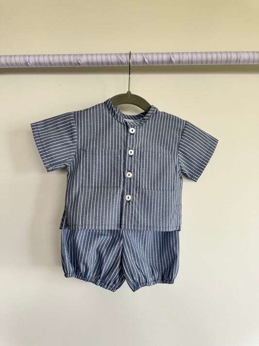 Conjunto camisa y bombacho rayas azules.