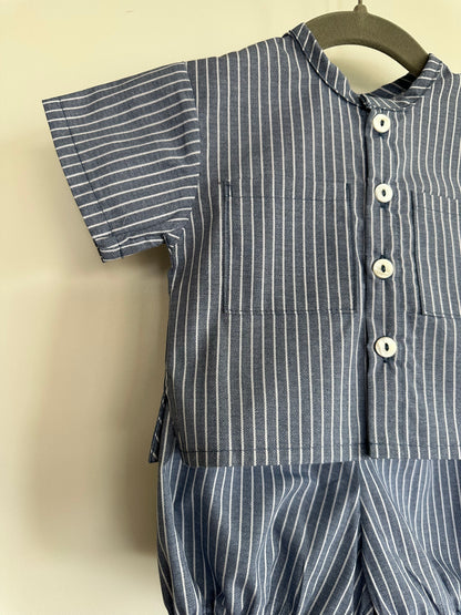 Conjunto camisa y bombacho rayas azules.
