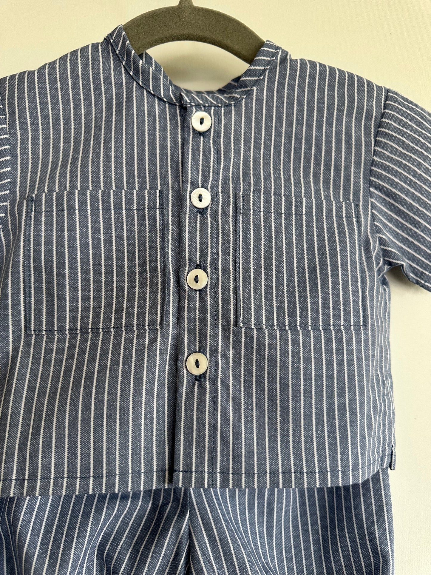 Conjunto camisa y bombacho rayas azules.