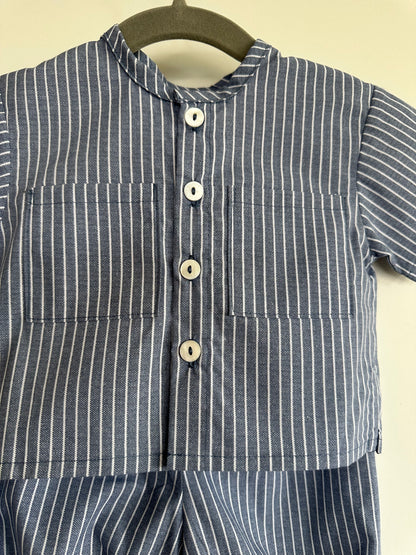 Conjunto camisa y bombacho rayas azules.