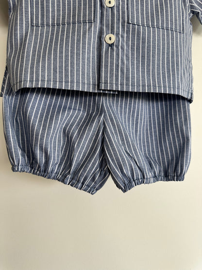 Conjunto camisa y bombacho rayas azules.