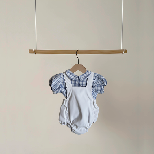 Conjunto peto blanco y camisa cuadros azules.