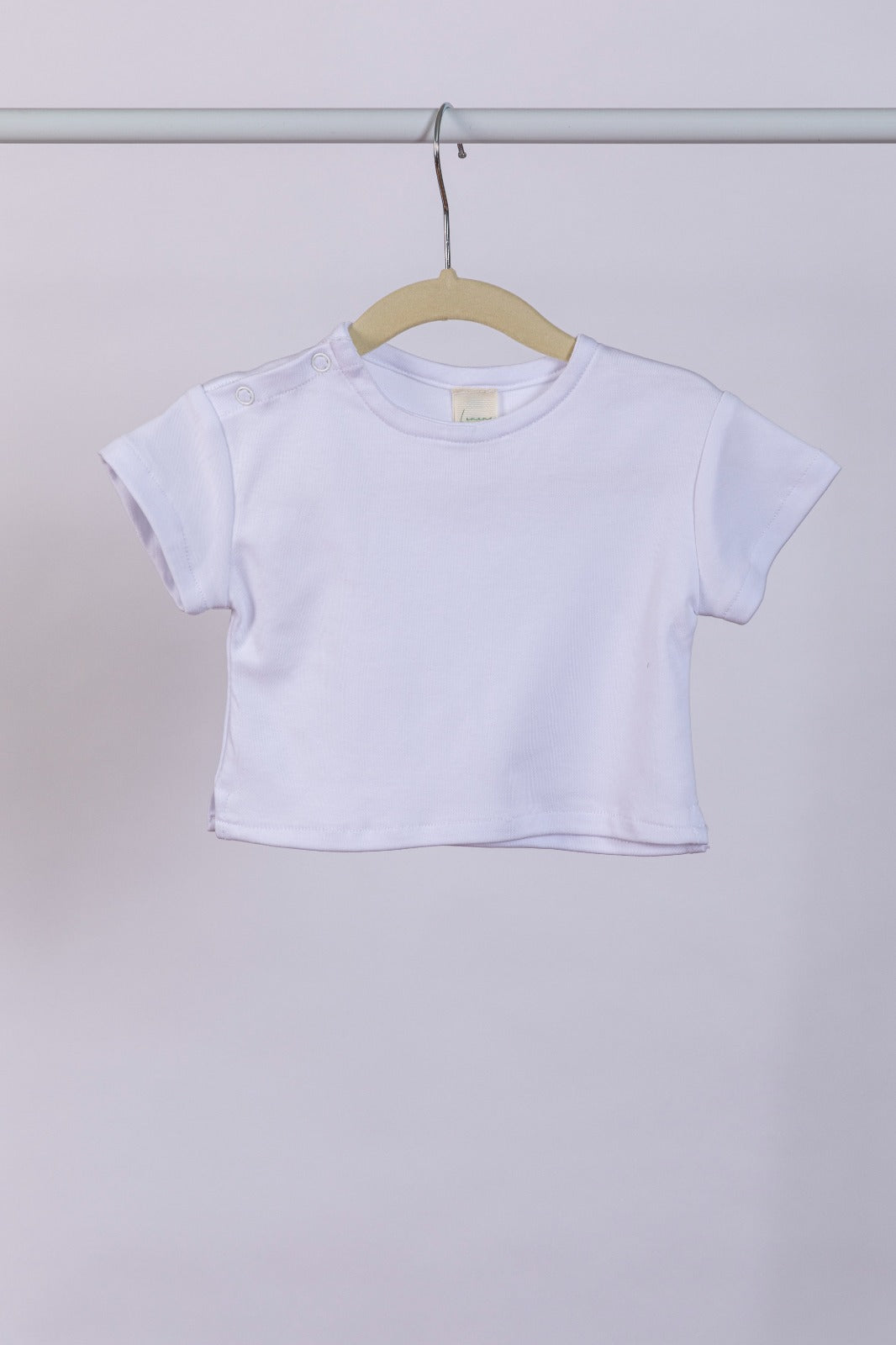 Camiseta broches hombro